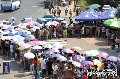 游客大軍在北大東門外等待。